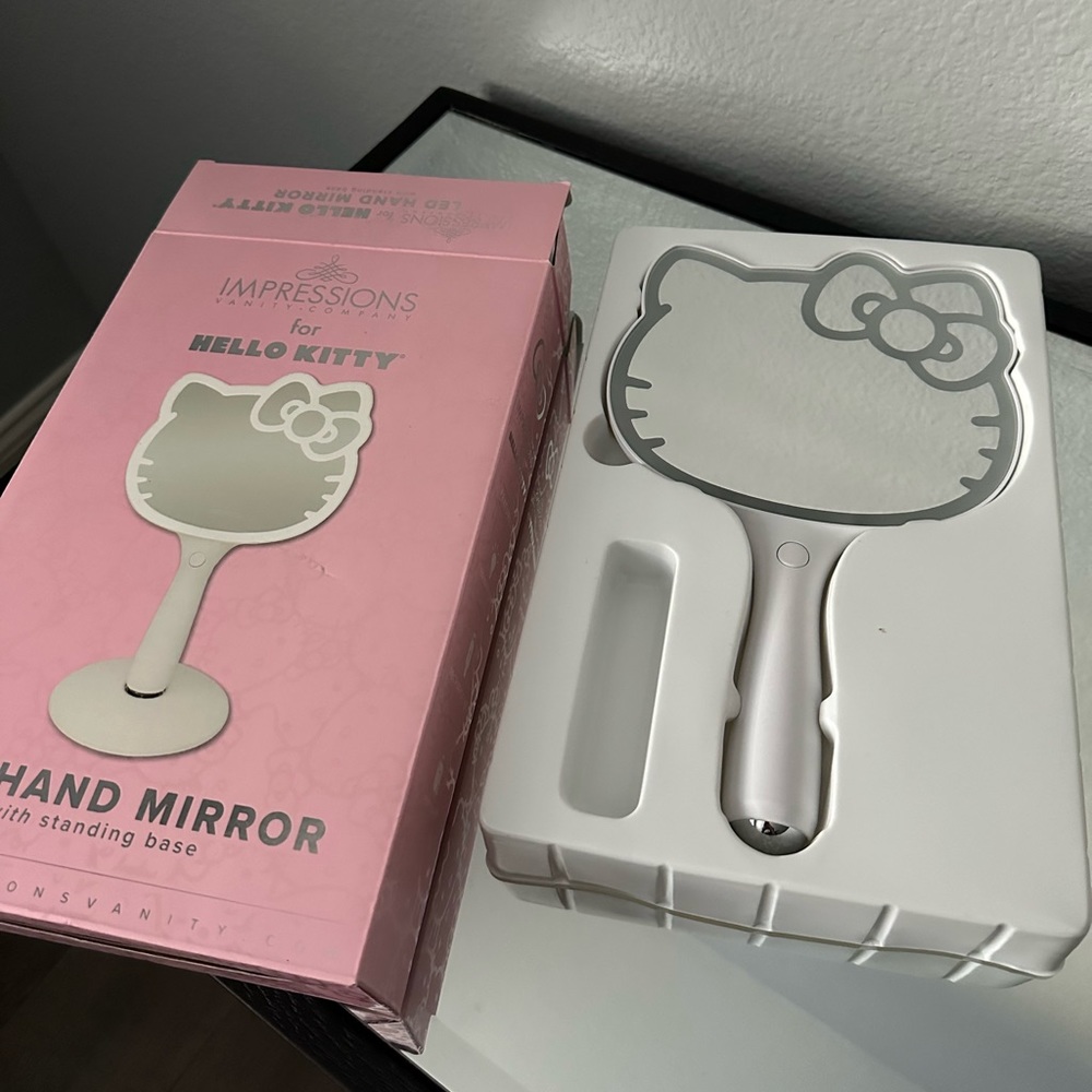 Hello Kitty impressions mirror